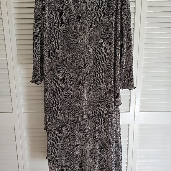 Elegant Black and White Patterned Dress size 18 - Picture 7 of 8